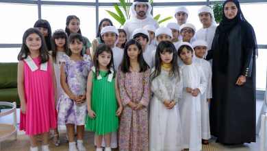صورة حمدان بن محمد يلتقي مجموعة من الأطفال المواطنين شاركوا في تنظيف فرجان دبي عقب الحالة الجوية الاستثنائية