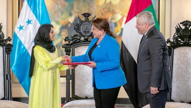 صورة سفيرة الإمارات تقدم أوراق اعتمادها إلى رئيسة هندوراس