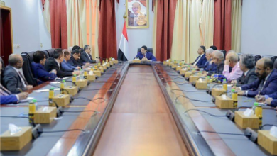 صورة خلال اجتماع مع ممثلي الأحزاب.. رئيس الوزراء :خطر الحوثي لا يستثني أحداً ومواجهته هدفاً رئيسياً في المعركة الوطنية