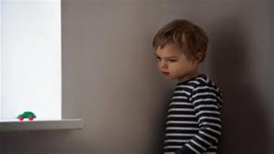 صورة راقبيها على طفلك .. 6 أعراض تكشف الإصابة بالتوحد