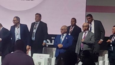 صورة البرلماني « الصرفاق » حاضر في منصة المؤتمر 18 لحزب الاستقلال… وحضور مضيان وكريم غلاب
