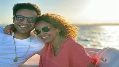 صورة صور رومانسية.. علا رشدي وزوجها أحمد داود على البحر في العيد