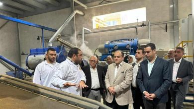 صورة وزير التجارة يتفقد مصنع بورسعيد ستار لإنتاج الأسماك المدخنة