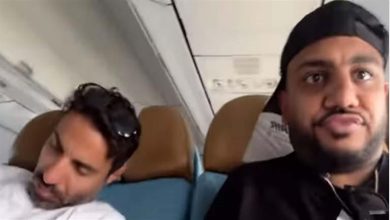 صورة أوس أوس يسخر من أحمد فهمي بسبب نومه في الطائرة من كواليس “عصابة المكس”
