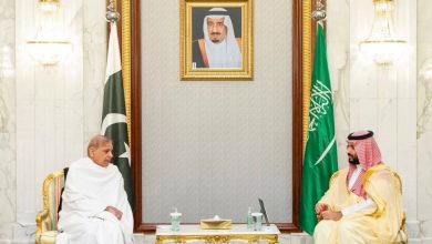 صورة ولي العهد يجتمع مع رئيس وزراء باكستان  أخبار السعودية