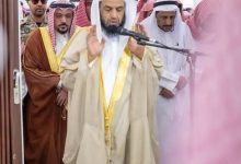 صورة أمير القصيم يؤدي صلاة الميت على الفهيد  أخبار السعودية