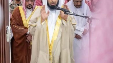 صورة أمير القصيم يؤدي صلاة الميت على الفهيد  أخبار السعودية