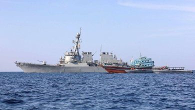 صورة الحوثي يقر باستهداف سفن أمريكية وإسرائيلية.. هيئة بريطانية: انفجار قرب سفينة قبالة عدن  أخبار السعودية