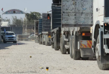 صورة شاحنات مساعدات تنتظر موافقة إسرائيل للسماح لها بالتحرك إلى ميناء غزة العائم