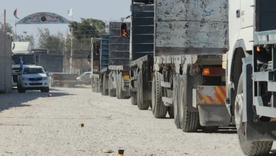 صورة شاحنات مساعدات تنتظر موافقة إسرائيل للسماح لها بالتحرك إلى ميناء غزة العائم