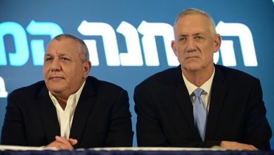 صورة لبيد يدعو مجددا غانتس وآيزنكوت للانسحاب من حكومة الحرب الإسرائيلية