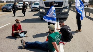 صورة الشرطة الإسرائيلية تفرق متظاهرين عند معبر “إيرز” شمال غزة يطالبون بوقف إطلاق النار