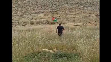صورة “كمين العلم”.. لحظة انفجار عبوة ناسفة بمستوطن إسرائيلي حاول إسقاط علم فلسطين (فيديو)