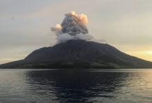صورة ثوران جديد لبركان روانغ في إندونيسيا وتحذيرات من حدوث تسونامي