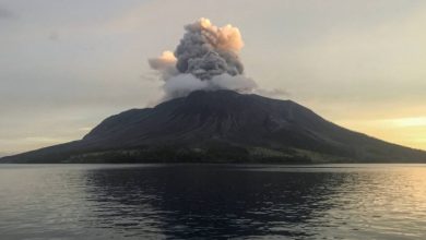صورة ثوران جديد لبركان روانغ في إندونيسيا وتحذيرات من حدوث تسونامي