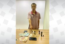 صورة القبض على شخص لبيعه سجائر إلكترونية بنكهات مشبوهة للأطفال عبر تطبيقات التواصل الاجتماعي