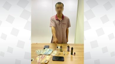 صورة القبض على شخص لبيعه سجائر إلكترونية بنكهات مشبوهة للأطفال عبر تطبيقات التواصل الاجتماعي