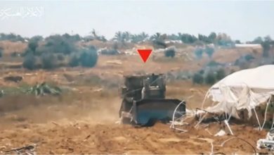 صورة فيديو: “القسام” تدمر جرافة إسرائيلية في دير البلح