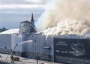 صورة حريق ضخم في مبنى بورصة كوبنهاغن القديمة