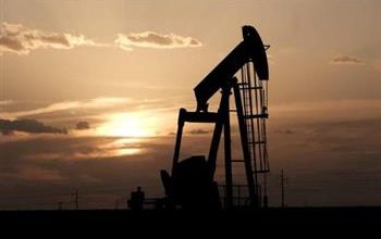 صورة النفط يهبط في ظل تصاعد التوتر في الشرق الأوسط