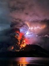 صورة بالفيديو..بركان‬⁩ جبل روانغ يثور في ⁧‫إندونيسيا‬⁩