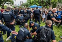 صورة الشرطة الأمريكية تقمع اعتصام تضامني مع فلسطين بجامعة تكساس