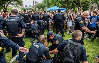 صورة الشرطة الأمريكية تقمع اعتصام تضامني مع فلسطين بجامعة تكساس