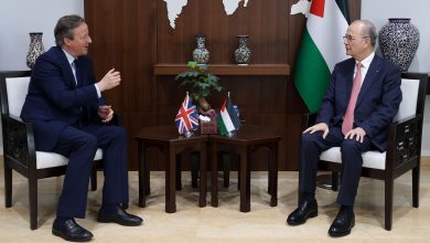 صورة مصطفى يبحث مع وزير خارجية بريطانيا تعزيز الجهد الإغاثي في غزة ووقف التصعيد بالضفة