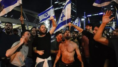 صورة مظاهرة أمام منزل نتنياهو للمطالبة بإعادة المحتجزين الإسرائيليين