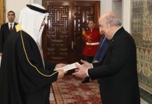 صورة رئيس الجمهورية الجزائرية الديمقراطية الشعبية يتسلم أوراق اعتماد سفير مملكة البحرين