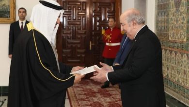 صورة رئيس الجمهورية الجزائرية الديمقراطية الشعبية يتسلم أوراق اعتماد سفير مملكة البحرين