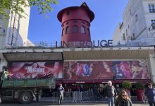 صورة سقوط مراوح طاحونة ملهى « مولان روج » الاستعراضي في باريس
