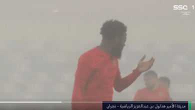 صورة عاصفة رملية تجتاح ملعب مباراة الأخدود وضمك (فيديو)