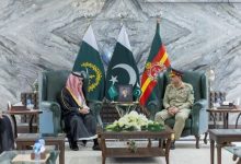 صورة وزير الخارجية ووفد المملكة رفيع المستوى يلتقون برئيس أركان الجيش الباكستاني