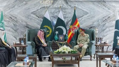 صورة وزير الخارجية ووفد المملكة رفيع المستوى يلتقون برئيس أركان الجيش الباكستاني