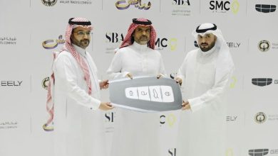 صورة درايش يسلم سيارتين هدية للفائزين ويدعم التراث السعودي