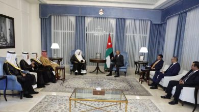 صورة الدكتور عبدالله آل الشيخ يلتقي رئيس وزراء الأردن ويؤكدان عمق علاقات البلدين
