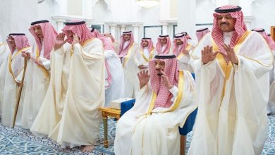 صورة خادم الحرمين يؤدي صلاة عيد الفطر المبارك في قصر السلام بجدة