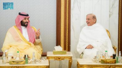 صورة الأمير محمد بن سلمان يستقبل رئيس الوزراء الباكستاني بحضور ولي عهد البحرين