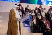 صورة الأمير عبد الإله بن عبد العزيز يرعى حفل تخريج طلبة “كلية الأعمال” في جامعة الفيصل