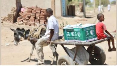 صورة «سلمان للإغاثة» يوزع سلع غذائية في السودان ونيجيريا وبولندا
