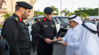 صورة إمارة مكة توزع هدايا معايدة لعدد من رجال الأمن تقديرا لهم