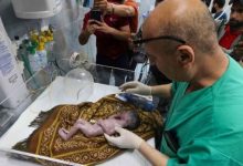 صورة غزة: استشهاد الرضيعة “صابرين الروح” بعد إنقاذها من رحم والدتها أثناء احتضارها (صورة وفيديو)
