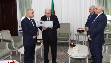 صورة السفير أبو عيطة يسلم رسالة خطية من الرئيس عباس لنظيره الجزائري