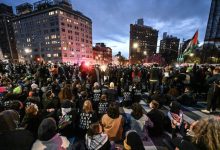 صورة اعتقال أكثر من 100 متظاهر خارج منزل تشاك شومر في مدينة نيويورك