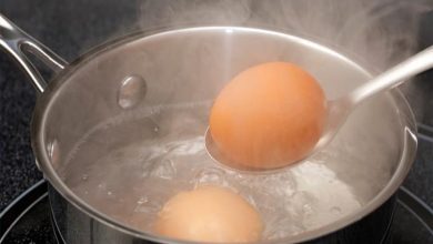 صورة لماذا يحب عليك إضافة الخل لماء سلق البيض؟