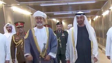 صورة سلطان عمان يصل إلى دولة الإمارات في زيارة رسمية
