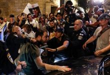 صورة بعد فيديو “القسام”.. مظاهرة غاضبة أمام مكتب نتنياهو بالقدس (شاهد)
