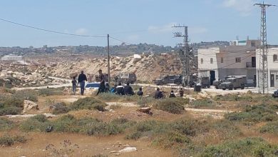 صورة جيش الاحتلال يقتحم منزل الشهيدين جبارين شرق سعير