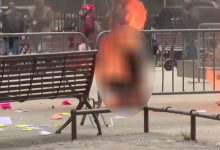 صورة شخص يضرم النار في نفسه أمام المحكمة التي يمثل أمامها ترامب بنيويورك